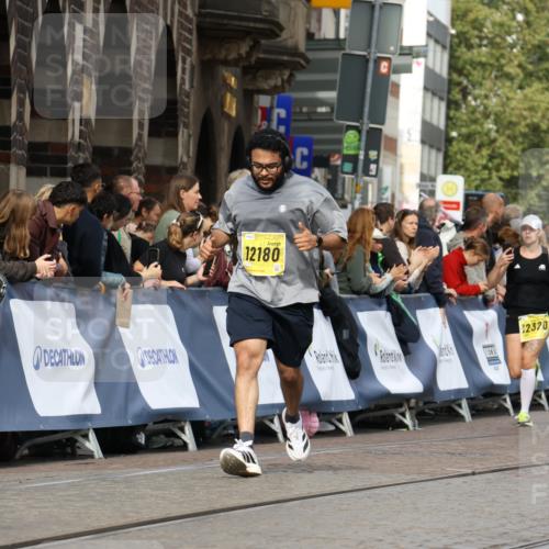 13.09.2026 - 21. swb-Marathon Bremen Strokosch-Dieckow http://msf.ph/oto/10361907 13.09.2026 10:58:37 Ziel 10249, 10494, 10530, 10673, 10750, 10798, 10828, 10914, 10931, 10932, 11004, 11120, 11131, 11152, 11202, 11295, 11388, 11403, 11420, 11455, 11686, 11750, 11752, 11884, 11906, 11952, 11953, 12017, 12092, 12386, 12387, 12441, 12482, 12518, 10254, 10485, 10794, 10832, 10948, 11030, 11228, 11488, 11743, 12176 meine-sportfotos.de