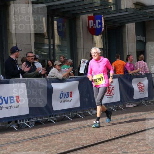13.09.2026 - 21. swb-Marathon Bremen Strokosch-Dieckow http://msf.ph/oto/10362721 13.09.2026 11:23:33 Ziel 10292, 10413, 10970, 10349, 10754, 10925, 11266, 11663, 12340, 12440 meine-sportfotos.de