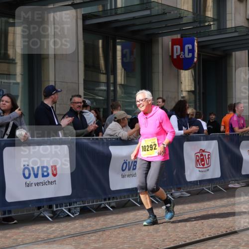 13.09.2026 - 21. swb-Marathon Bremen Strokosch-Dieckow http://msf.ph/oto/10362736 13.09.2026 11:23:34 Ziel 10292, 10413, 10970, 10349, 10754, 10925, 11266, 11663, 12340, 12440 meine-sportfotos.de