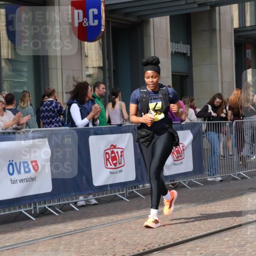 13.09.2026 - 21. swb-Marathon Bremen Strokosch-Dieckow http://msf.ph/oto/10363188 13.09.2026 11:25:05 Ziel 10533, 10732, 12471 meine-sportfotos.de