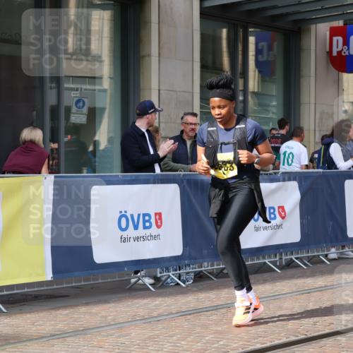 13.09.2026 - 21. swb-Marathon Bremen Strokosch-Dieckow http://msf.ph/oto/10363245 13.09.2026 11:25:06 Ziel 10533, 10732, 12471 meine-sportfotos.de