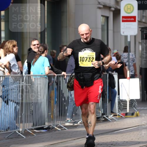 13.09.2026 - 21. swb-Marathon Bremen Strokosch-Dieckow http://msf.ph/oto/10363296 13.09.2026 11:25:10 Ziel 10533, 10732, 12471 meine-sportfotos.de