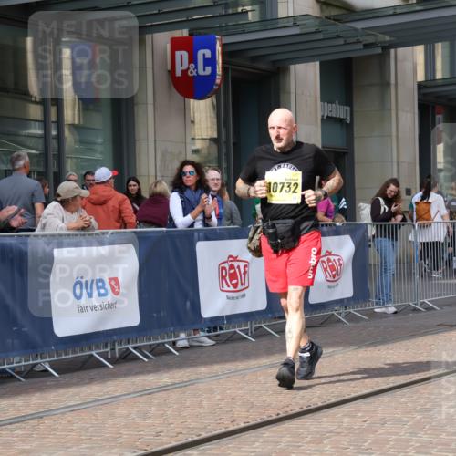 13.09.2026 - 21. swb-Marathon Bremen Strokosch-Dieckow http://msf.ph/oto/10363401 13.09.2026 11:25:14 Ziel 10732, 12471, 10533 meine-sportfotos.de