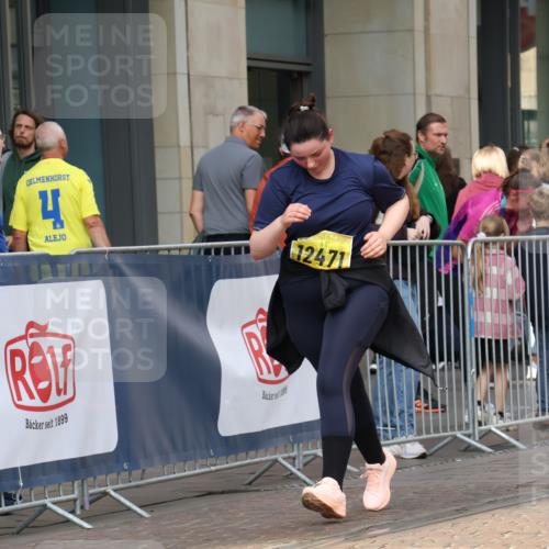 13.09.2026 - 21. swb-Marathon Bremen Strokosch-Dieckow http://msf.ph/oto/10363495 13.09.2026 11:25:22 Ziel 10732, 12471, 10533 meine-sportfotos.de