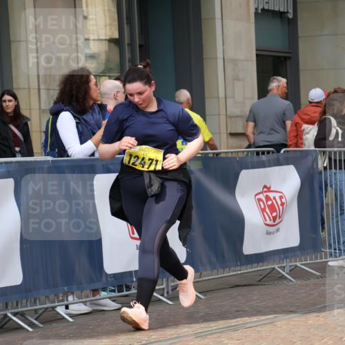 13.09.2026 - 21. swb-Marathon Bremen Strokosch-Dieckow http://msf.ph/oto/10363521 13.09.2026 11:25:23 Ziel 10732, 12471, 10533 meine-sportfotos.de