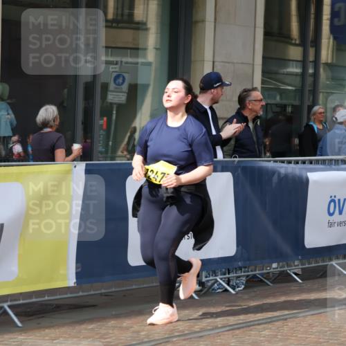 13.09.2026 - 21. swb-Marathon Bremen Strokosch-Dieckow http://msf.ph/oto/10363578 13.09.2026 11:25:24 Ziel 10732, 12471, 10533 meine-sportfotos.de
