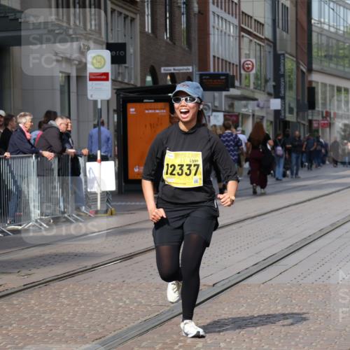 13.09.2026 - 21. swb-Marathon Bremen Strokosch-Dieckow http://msf.ph/oto/10363599 13.09.2026 11:25:25 Ziel 10732, 12471, 10533 meine-sportfotos.de