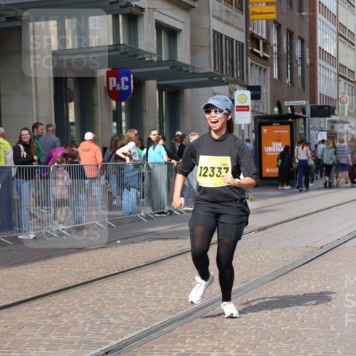 13.09.2026 - 21. swb-Marathon Bremen Strokosch-Dieckow http://msf.ph/oto/10363649 13.09.2026 11:25:26 Ziel 10732, 12471, 10533 meine-sportfotos.de