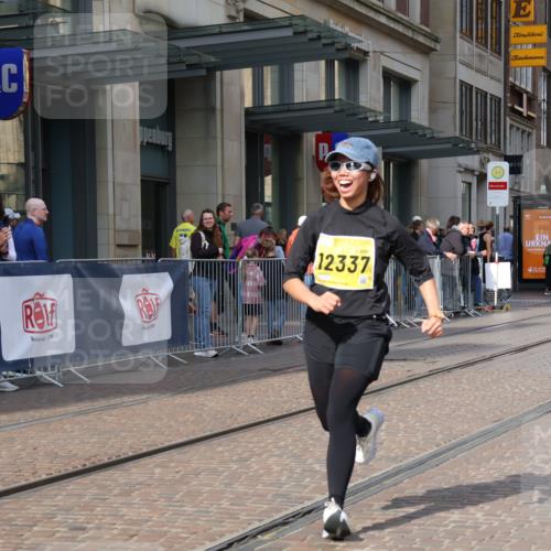 13.09.2026 - 21. swb-Marathon Bremen Strokosch-Dieckow http://msf.ph/oto/10363703 13.09.2026 11:25:27 Ziel 10732, 12471, 10533 meine-sportfotos.de