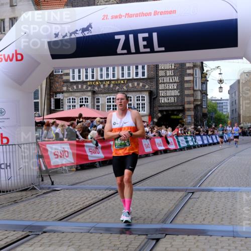 13.09.2026 - 21. swb-Marathon Bremen Tim E. http://msf.ph/oto/10364731 13.09.2026 13:02:10 Ziel 1614, 4696, 4739, 5601, 9137, 9233 meine-sportfotos.de