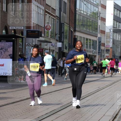 13.09.2026 - 21. swb-Marathon Bremen Strokosch-Dieckow http://msf.ph/oto/10364775 13.09.2026 11:28:06 Ziel 10534, 11017, 11161 meine-sportfotos.de