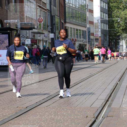 13.09.2026 - 21. swb-Marathon Bremen Strokosch-Dieckow http://msf.ph/oto/10364802 13.09.2026 11:28:07 Ziel 10534, 11017, 11161 meine-sportfotos.de