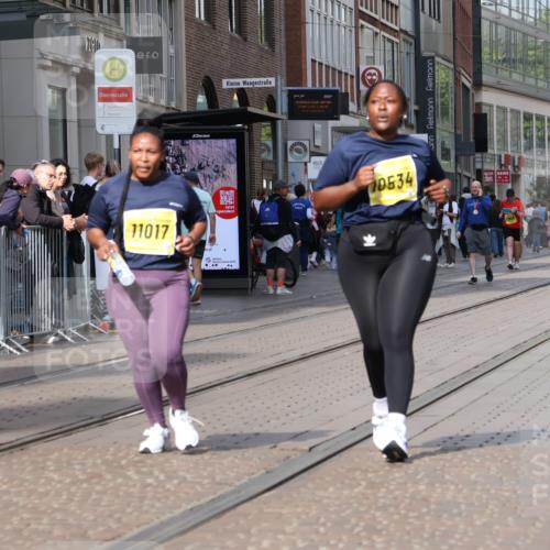 13.09.2026 - 21. swb-Marathon Bremen Strokosch-Dieckow http://msf.ph/oto/10364847 13.09.2026 11:28:09 Ziel 10534, 11017, 11161 meine-sportfotos.de