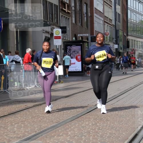 13.09.2026 - 21. swb-Marathon Bremen Strokosch-Dieckow http://msf.ph/oto/10364872 13.09.2026 11:28:10 Ziel 10534, 11017, 11161 meine-sportfotos.de