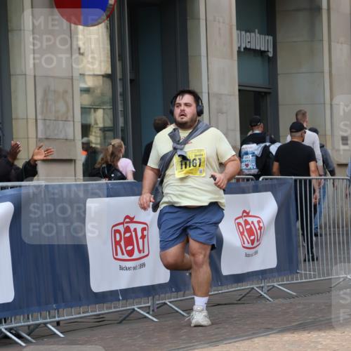 13.09.2026 - 21. swb-Marathon Bremen Strokosch-Dieckow http://msf.ph/oto/10364947 13.09.2026 11:28:12 Ziel 10534, 11017, 11161 meine-sportfotos.de