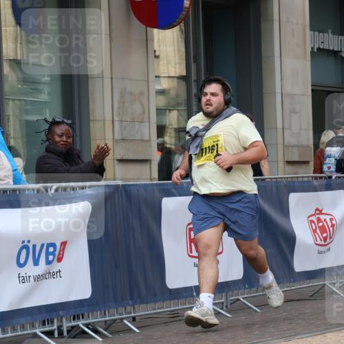 13.09.2026 - 21. swb-Marathon Bremen Strokosch-Dieckow http://msf.ph/oto/10364969 13.09.2026 11:28:12 Ziel 10534, 11017, 11161 meine-sportfotos.de