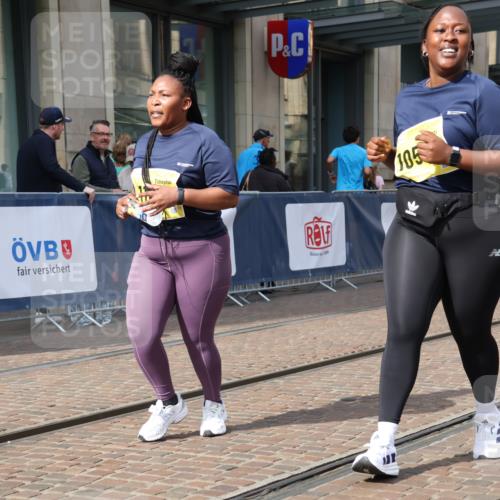 13.09.2026 - 21. swb-Marathon Bremen Strokosch-Dieckow http://msf.ph/oto/10365104 13.09.2026 11:28:14 Ziel 10534, 11017, 11161 meine-sportfotos.de