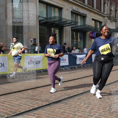 13.09.2026 - 21. swb-Marathon Bremen Strokosch-Dieckow http://msf.ph/oto/10365152 13.09.2026 11:28:14 Ziel 10534, 11017, 11161 meine-sportfotos.de