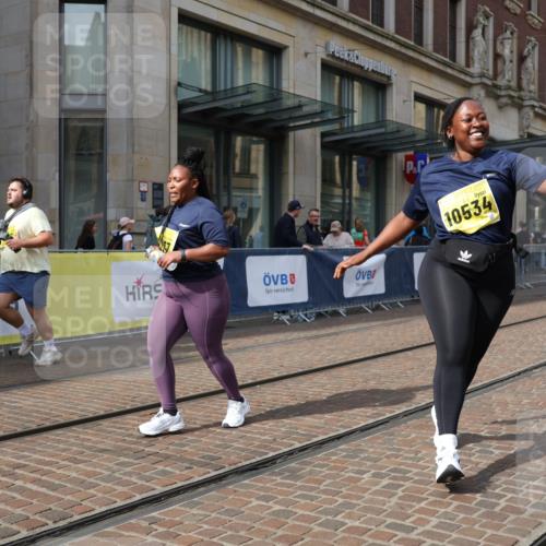 13.09.2026 - 21. swb-Marathon Bremen Strokosch-Dieckow http://msf.ph/oto/10365180 13.09.2026 11:28:14 Ziel 10534, 11017, 11161 meine-sportfotos.de