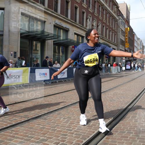 13.09.2026 - 21. swb-Marathon Bremen Strokosch-Dieckow http://msf.ph/oto/10365204 13.09.2026 11:28:15 Ziel 10534, 11017, 11161 meine-sportfotos.de