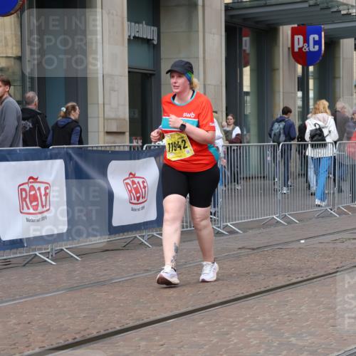 13.09.2026 - 21. swb-Marathon Bremen Strokosch-Dieckow http://msf.ph/oto/10365373 13.09.2026 11:28:42 Ziel 11352, 11444, 11496, 11942, 10534, 11017 meine-sportfotos.de