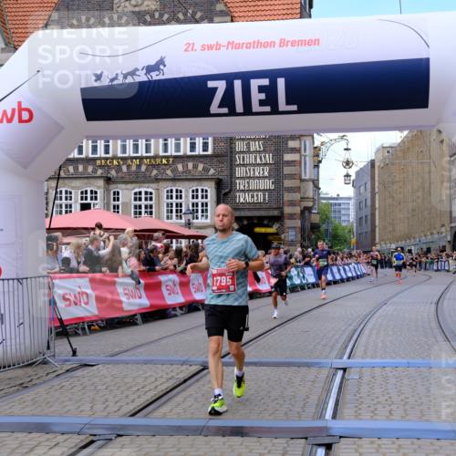 13.09.2026 - 21. swb-Marathon Bremen Tim E. http://msf.ph/oto/10366006 13.09.2026 13:03:30 Ziel 7206, 7478, 8028, 8756, 9200 meine-sportfotos.de