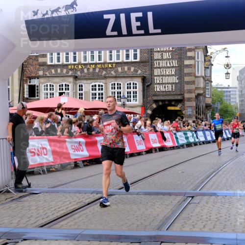13.09.2026 - 21. swb-Marathon Bremen Tim E. http://msf.ph/oto/10367590 13.09.2026 13:04:51 Ziel 744, 1223, 1224, 1860, 2207, 2956, 5283, 7871, 8701, 8936, 9070, 13034 meine-sportfotos.de