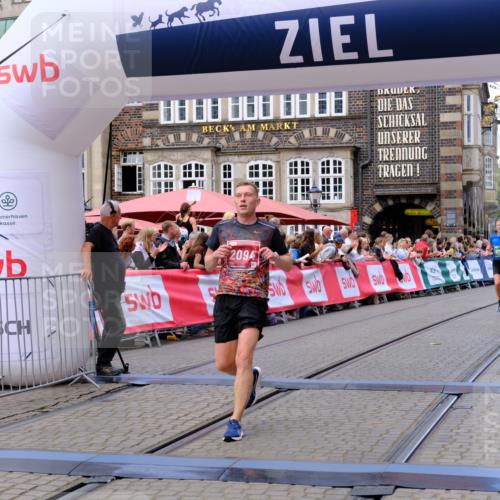 13.09.2026 - 21. swb-Marathon Bremen Tim E. http://msf.ph/oto/10367631 13.09.2026 13:04:51 Ziel 744, 1223, 1224, 1860, 2207, 2956, 5283, 7871, 8701, 8936, 9070, 13034 meine-sportfotos.de