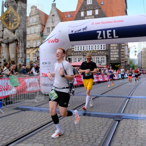 13.09.2026 - 21. swb-Marathon Bremen Tim E. http://msf.ph/oto/10368863 13.09.2026 13:06:21 Ziel 681, 3297, 3466, 4614, 4712, 5803, 6058, 6686, 7336, 7399, 8334, 8670, 8877, 8983, 9429, 9918 meine-sportfotos.de