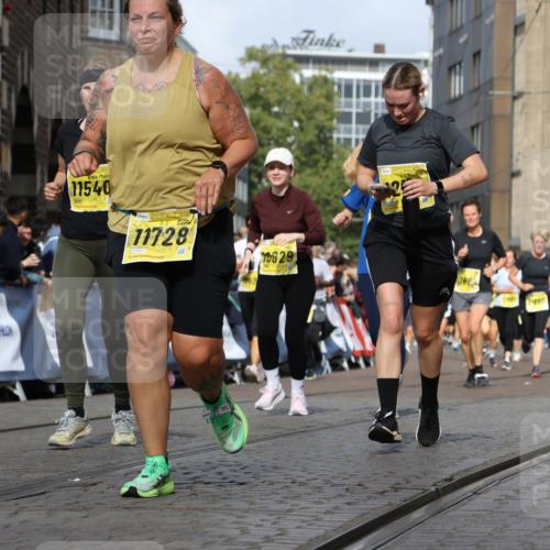 13.09.2026 - 21. swb-Marathon Bremen Strokosch-Dieckow http://msf.ph/oto/10370258 13.09.2026 11:01:06 Ziel 10263, 10272, 10275, 10306, 10367, 10368, 10857, 11055, 11162, 11180, 11247, 11343, 11359, 11475, 11556, 11687, 11708, 11797, 11804, 11819, 11838, 11959, 12006, 12397, 12428, 12430, 10892, 10964, 10965, 11260, 11306, 11428, 11681, 11682, 11751, 11813, 11816, 12241, 12245, 12283, 12390, 12391 meine-sportfotos.de