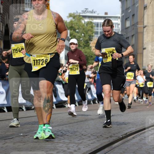 13.09.2026 - 21. swb-Marathon Bremen Strokosch-Dieckow http://msf.ph/oto/10370300 13.09.2026 11:01:06 Ziel 10263, 10272, 10275, 10306, 10367, 10368, 10857, 11055, 11162, 11180, 11247, 11343, 11359, 11475, 11556, 11687, 11708, 11797, 11804, 11819, 11838, 11959, 12006, 12397, 12428, 12430, 10892, 10964, 10965, 11260, 11306, 11428, 11681, 11682, 11751, 11813, 11816, 12241, 12245, 12283, 12390, 12391 meine-sportfotos.de