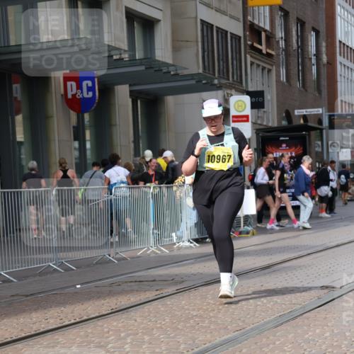13.09.2026 - 21. swb-Marathon Bremen Strokosch-Dieckow http://msf.ph/oto/10370987 13.09.2026 11:30:54 Ziel 10967, 12535 meine-sportfotos.de