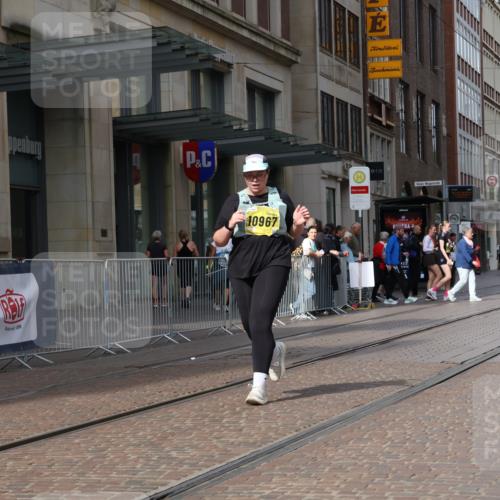 13.09.2026 - 21. swb-Marathon Bremen Strokosch-Dieckow http://msf.ph/oto/10371031 13.09.2026 11:30:55 Ziel 10967, 12535 meine-sportfotos.de