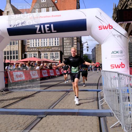 13.09.2026 - 21. swb-Marathon Bremen Tim E. http://msf.ph/oto/10372382 13.09.2026 13:09:24 Ziel 1241, 1925, 2287, 2291, 2909, 4384, 4898, 5383, 5636, 7262, 8120, 8830, 9904, 10044 meine-sportfotos.de