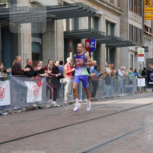 13.09.2026 - 21. swb-Marathon Bremen Strokosch-Dieckow http://msf.ph/oto/10372580 13.09.2026 12:17:56 Ziel 1956 meine-sportfotos.de