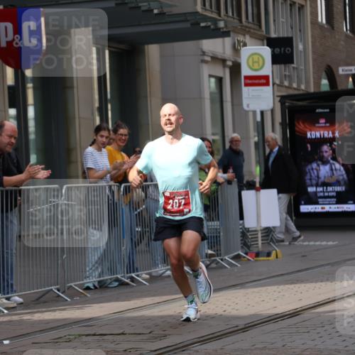 13.09.2026 - 21. swb-Marathon Bremen Strokosch-Dieckow http://msf.ph/oto/10372699 13.09.2026 12:19:23 Ziel 207 meine-sportfotos.de