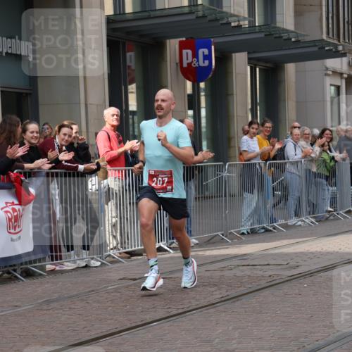 13.09.2026 - 21. swb-Marathon Bremen Strokosch-Dieckow http://msf.ph/oto/10372762 13.09.2026 12:19:24 Ziel 207 meine-sportfotos.de