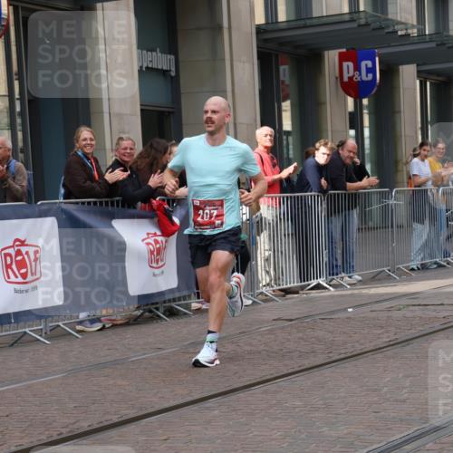 13.09.2026 - 21. swb-Marathon Bremen Strokosch-Dieckow http://msf.ph/oto/10372803 13.09.2026 12:19:25 Ziel 207 meine-sportfotos.de