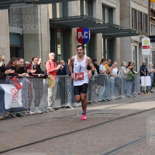 13.09.2026 - 21. swb-Marathon Bremen Strokosch-Dieckow http://msf.ph/oto/10373144 13.09.2026 12:20:32 Ziel 626, 1231, 974 meine-sportfotos.de