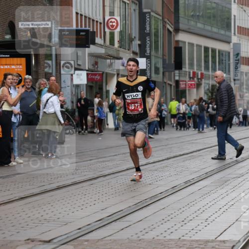 13.09.2026 - 21. swb-Marathon Bremen Strokosch-Dieckow http://msf.ph/oto/10374365 13.09.2026 12:26:05 Ziel 1671 meine-sportfotos.de