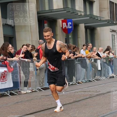13.09.2026 - 21. swb-Marathon Bremen Strokosch-Dieckow http://msf.ph/oto/10375000 13.09.2026 12:28:25 Ziel 2054, 443, 614, 751 meine-sportfotos.de