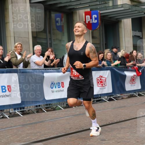 13.09.2026 - 21. swb-Marathon Bremen Strokosch-Dieckow http://msf.ph/oto/10375065 13.09.2026 12:28:26 Ziel 2054, 443, 614, 751 meine-sportfotos.de
