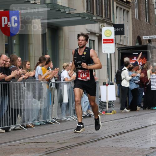 13.09.2026 - 21. swb-Marathon Bremen Strokosch-Dieckow http://msf.ph/oto/10375184 13.09.2026 12:28:31 Ziel 317, 796, 1046, 443, 614, 751, 2054 meine-sportfotos.de