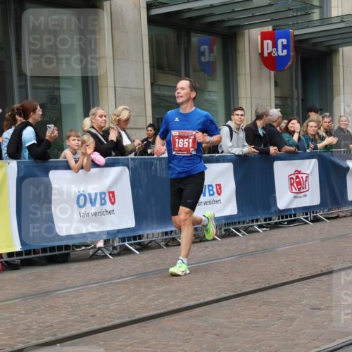 13.09.2026 - 21. swb-Marathon Bremen Strokosch-Dieckow http://msf.ph/oto/10376120 13.09.2026 12:29:32 Ziel 821, 821, 1651 meine-sportfotos.de