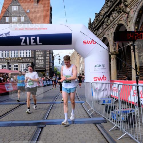 13.09.2026 - 21. swb-Marathon Bremen Tim E. http://msf.ph/oto/10376197 13.09.2026 13:12:26 Ziel 493, 2444, 2447, 2820, 3336, 3362, 3703, 3830, 4283, 4698, 5940, 6107, 6739, 7521, 7621, 13013 meine-sportfotos.de