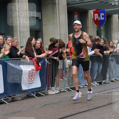 13.09.2026 - 21. swb-Marathon Bremen Strokosch-Dieckow http://msf.ph/oto/10376224 13.09.2026 12:29:49 Ziel 821 meine-sportfotos.de