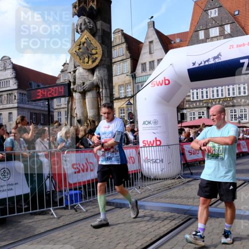 13.09.2026 - 21. swb-Marathon Bremen Tim E. http://msf.ph/oto/10376840 13.09.2026 13:12:53 Ziel 899, 1517, 2362, 2480, 3054, 3988, 4560, 4879, 5416, 6796, 9775, 9803, 13106 meine-sportfotos.de
