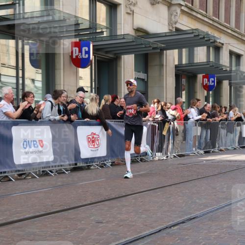 13.09.2026 - 21. swb-Marathon Bremen Strokosch-Dieckow http://msf.ph/oto/10377145 13.09.2026 12:34:06 Ziel 1154, 1997, 1192 meine-sportfotos.de