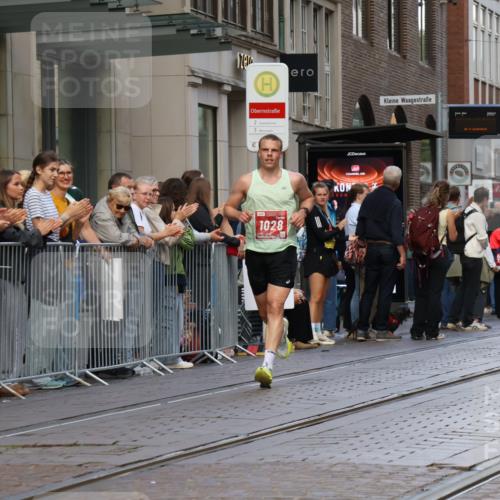 13.09.2026 - 21. swb-Marathon Bremen Strokosch-Dieckow http://msf.ph/oto/10377571 13.09.2026 12:35:13 Ziel 1028 meine-sportfotos.de