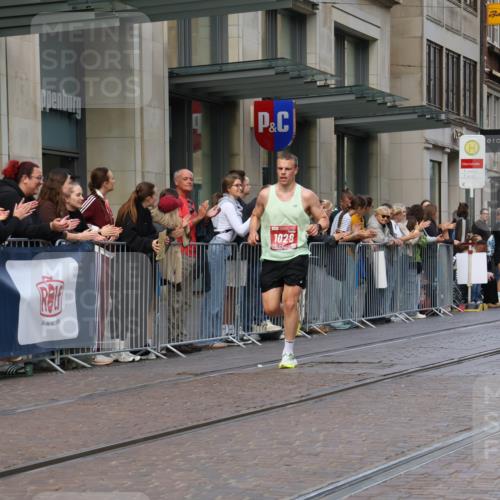 13.09.2026 - 21. swb-Marathon Bremen Strokosch-Dieckow http://msf.ph/oto/10377676 13.09.2026 12:35:15 Ziel 1028 meine-sportfotos.de